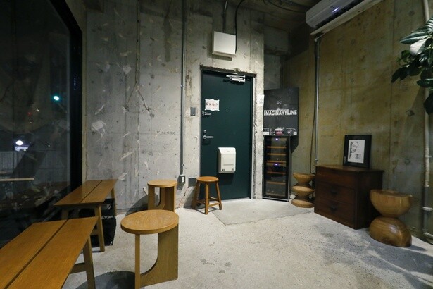 コンクリート打ちっぱなしのシンプルな店内