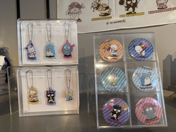 アクリルキーホルダー(ランダム6種・770円)、缶バッジ(ランダム6種・605円)