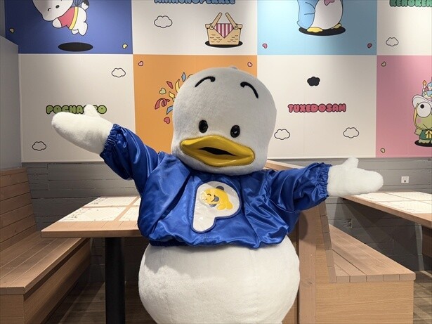 【写真】店内を紹介してくれるペックル…かわいい！