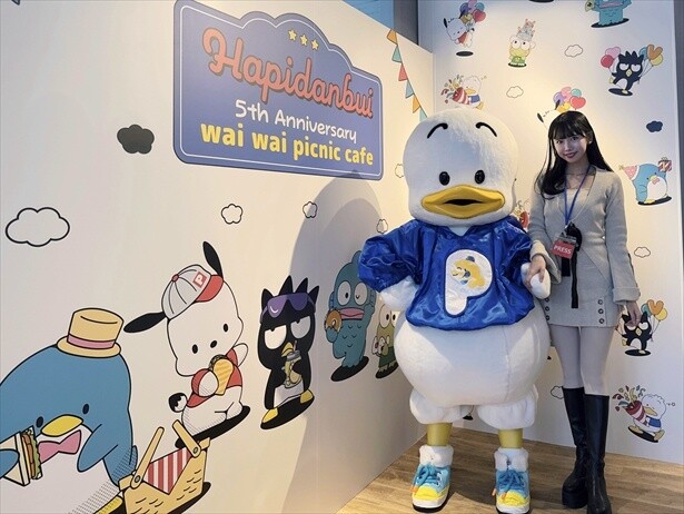 内覧会にはペックルが来場！入口付近のフォトスポットで記念撮影させていただきました
