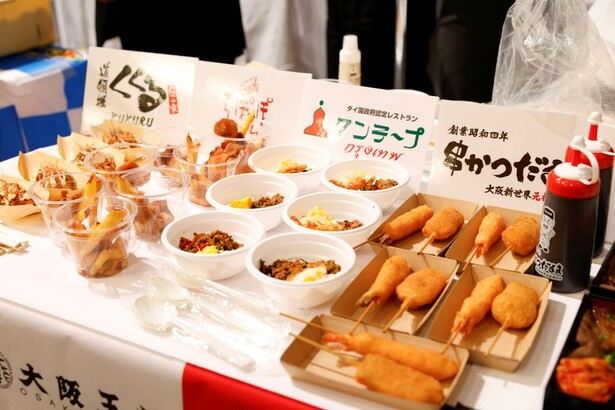 試食用の大阪グルメがこれでもか！と並び、見ているだけでワクワクする