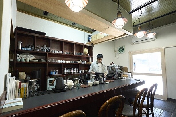 カウンターや照明、ミントグリーンの壁など、元カラオケ喫茶の内装をほぼそのまま残している