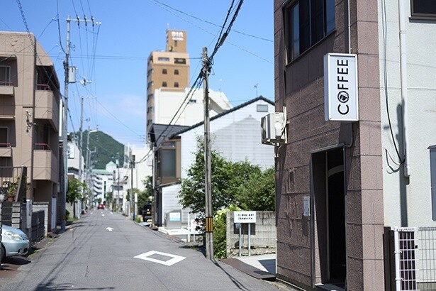 大通りから少し外れたビルにある隠れ家的な店構え