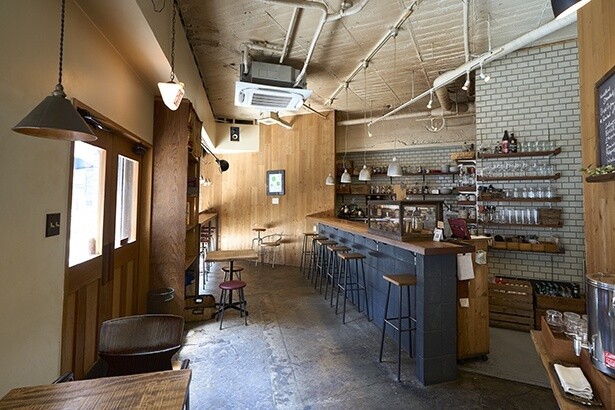 木材やアイアン、タイルなどの素材感を活かしたクラフト感あふれる店内