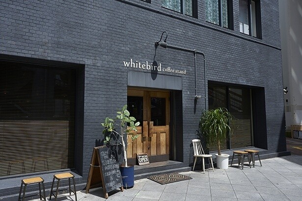 黒いタイルがシックな店構え