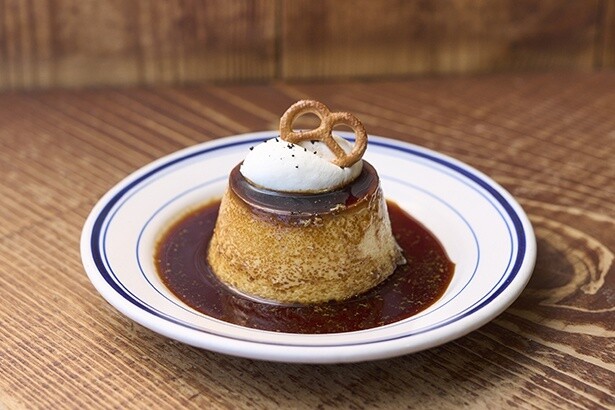 ずっしりと重量感のあるクラシックプリン(650円)は、コーヒー風味の生クリームを添えて(要1ドリンク注文)