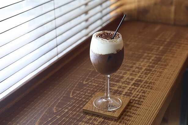 ティラミスコーヒー(750円)。チョコシロップのほのかな甘味とコーヒーのほろ苦い余韻があとを引く