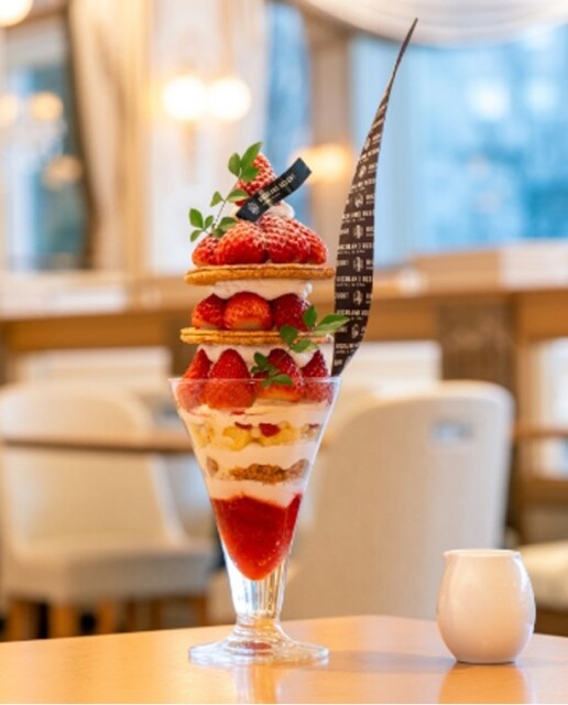 レレーヴ サロン・ド・テ「苺のミルフィーユパフェ」(2500円) 