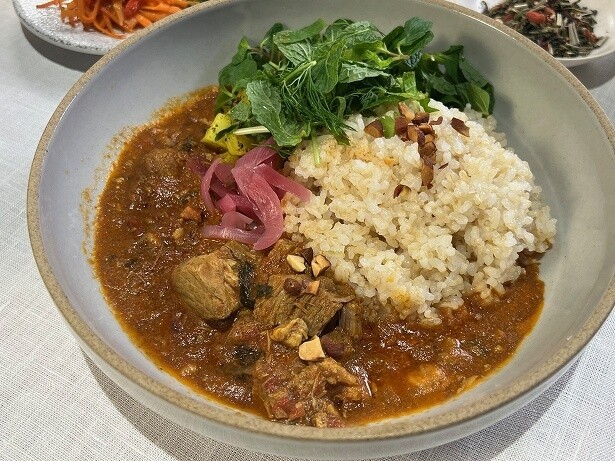 「薬膳カレー 4種のハーブとポーク」