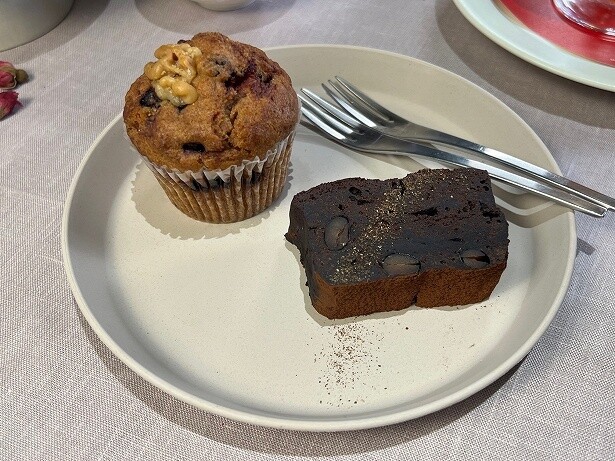 「ベリーとくるみのソイマフィン」(左)と「柑橘と黒豆のガトーショコラ」(右)