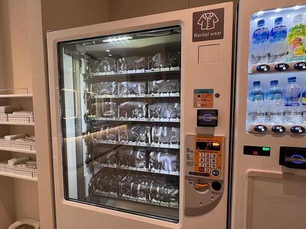 脱衣所にレンタル館内着の自販機がある
