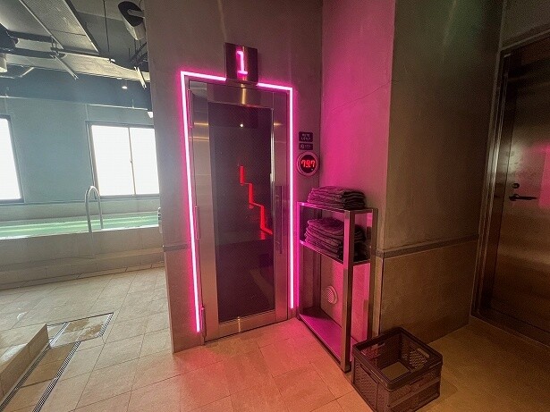 SAUNA 1の入口にサウナマットが置かれている
