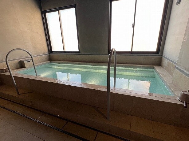 SAUNA 1とSAUNA 2の間にある水風呂