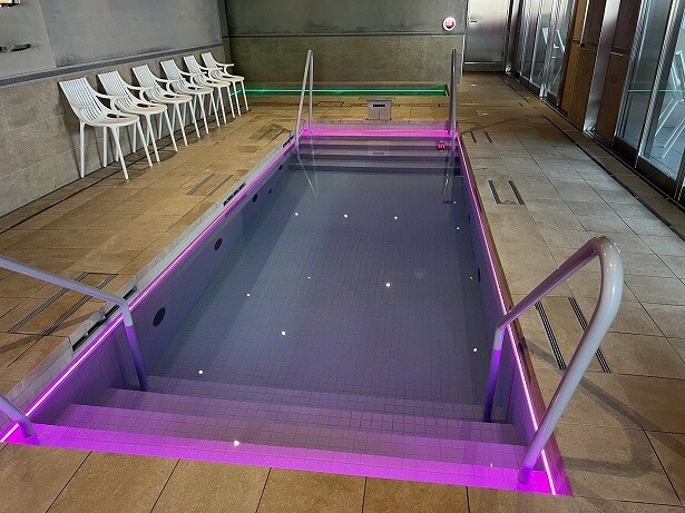 22度の「POOL」は泳ぎ、潜りOK