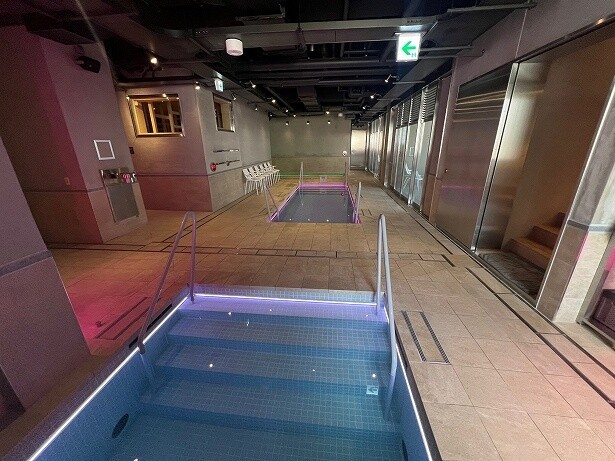 3つの水風呂が一直線上に並ぶ