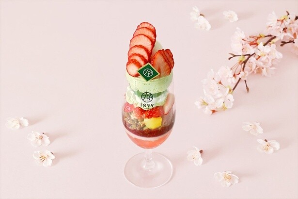 いちごと桜の春色パフェ