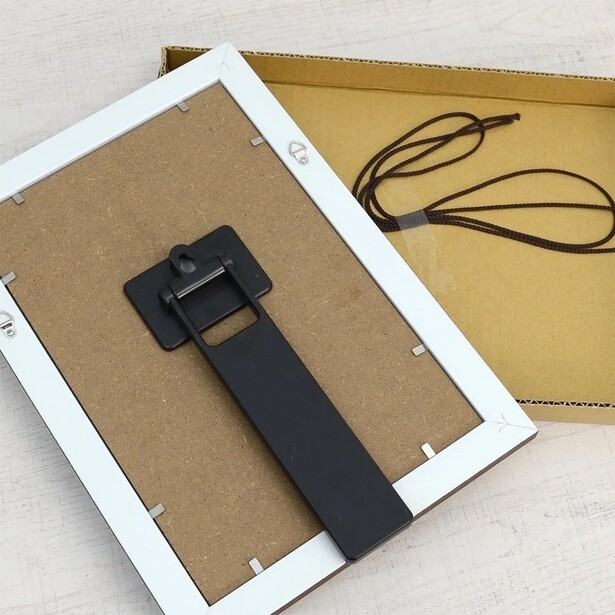 「ミラーアートボードM(なかよし)」(6050円)には壁掛け用の紐が付属