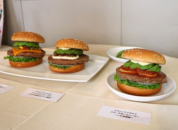 フレッシュネスバーガーのアボカドバーガー3種。(左から)「クラシックアボカドチーズバーガー」「クラシックアボカドクリームチーズバーガー～わさび香るサクサク醤油～」「クラシックアボカドスモークチーズバーガー～シビ辛麻辣～」