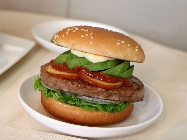 【写真】クラシックアボカドスモークチーズバーガー～シビ辛麻辣～」は本格的な辛さを楽しめる！