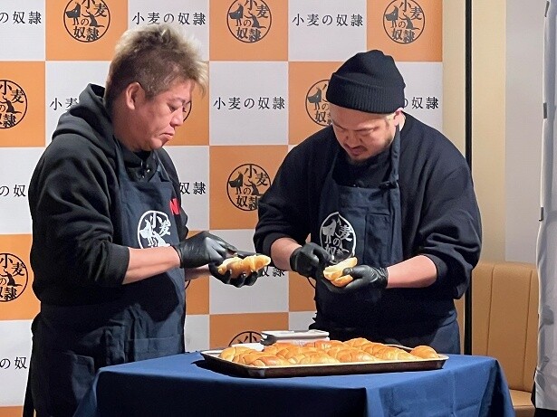 発表会では自ら塩パンに練乳クリームを塗る