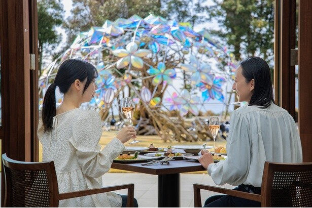 大きな窓の向こうにはガーデンと太平洋を臨む開放的なダイニング「S.DINING」