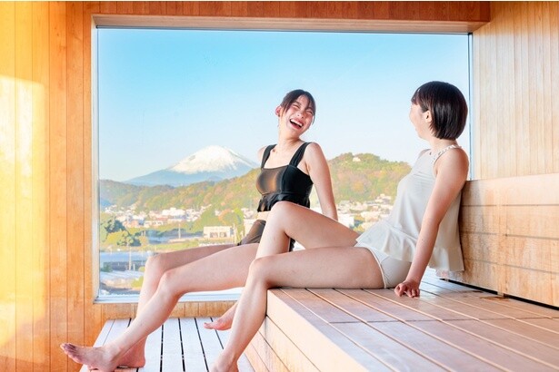 富士山と目の前に広がる太平洋の絶景を堪能できるパノラミックサウナ