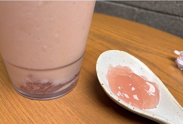 注目したいのは、桜香るわらびもちのぷるんとした食感！