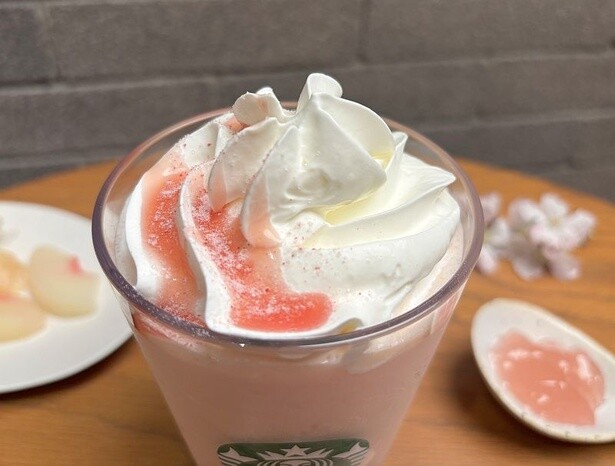 トップのホイップクリームには、いちごのフレーバーの華やかな味わいにほのかに香る桜の風味を組み合わせたソースをトッピング