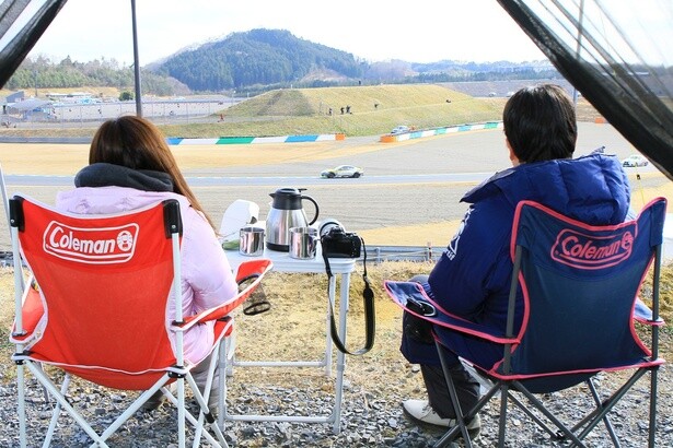 「コースサイドキャンプ」では、レーシングコース脇の特別エリアでキャンプを楽しみながらレース観戦ができる