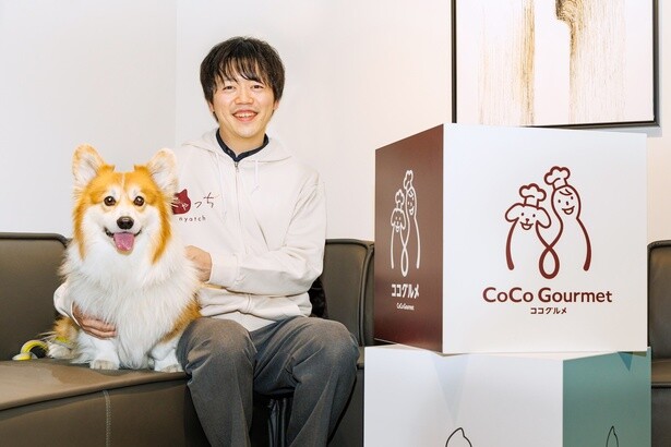 株式会社バイオフィリア代表取締役CEOの岩橋洸太さんとスタッフの飼い犬きびちゃん