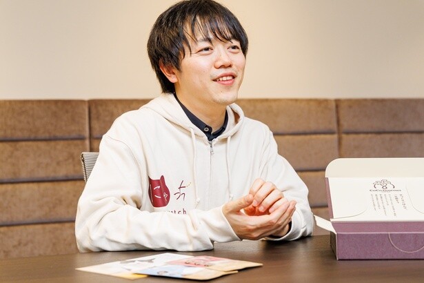 他社の猫用おやつを試食してみると「塩味がとても強かった」という。岩橋さん自身も愛猫たちにおやつを与えることに不安を感じていた