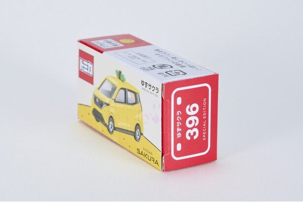 パッケージも、通常のトミカの箱を模しながら、ゆずらしい遊び心が散りばめられている