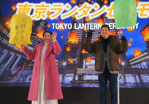 参加者らと色とりどりのランタンを打ち上げた関根勤さんと関根麻里さん