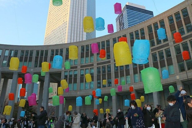 【写真】事前応募で集まった267人の一般参加者が一斉にランタンを打ち上げ！