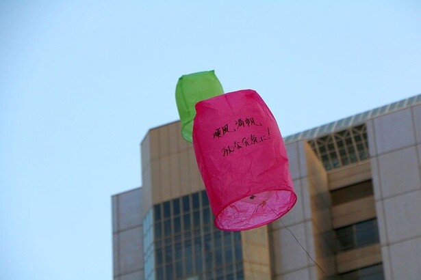 参加者らはランタンに「あしたの東京への願い」をしたためた