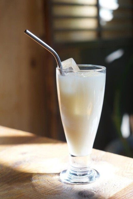 【写真】グリークヨーグルトを水切りした際に出る水分