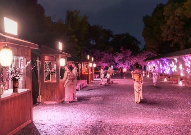 軽食やドリンクを購入できる南門の屋台エリアも桜色一色に！