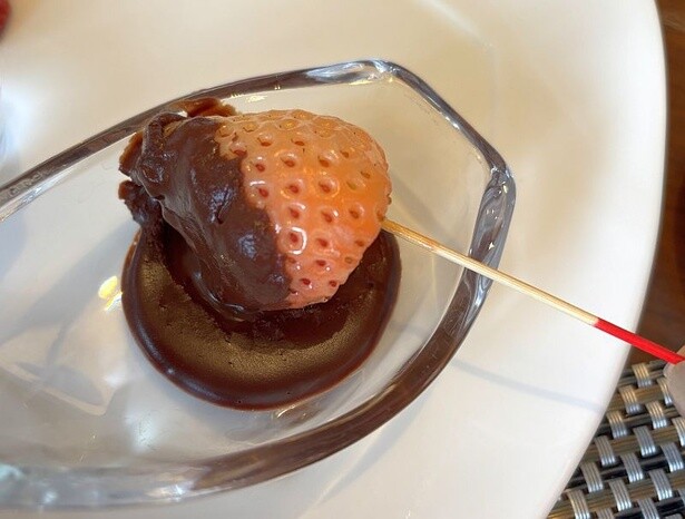 白いちごの「淡雪」をチョコに付けていただきます！