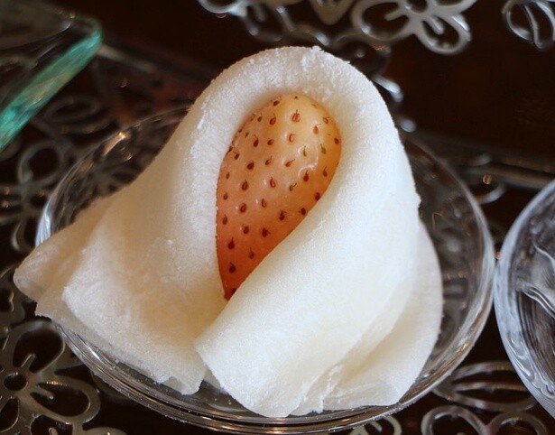 お雛さまを思わせるように求肥を重ねて作った「いちご大福風」