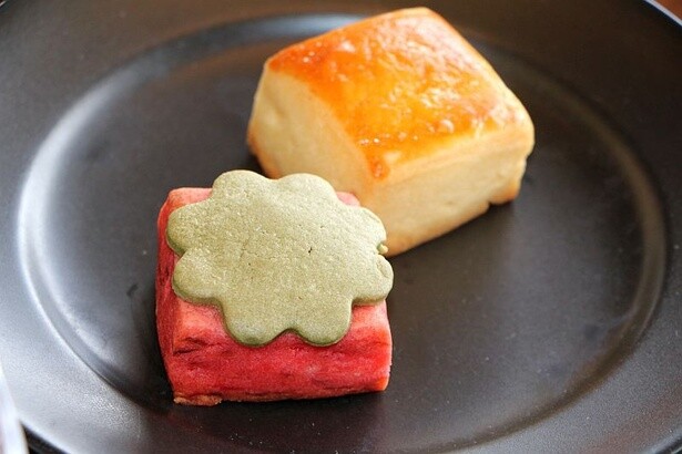見た目もかわいい「いちごスコーン」(写真手前)。プレーンスコーン・いちごスコーン・サンドイッチ4種は、ワゴンサービスとして席まで運ばれてくるシステム。好きなだけオーダーできる