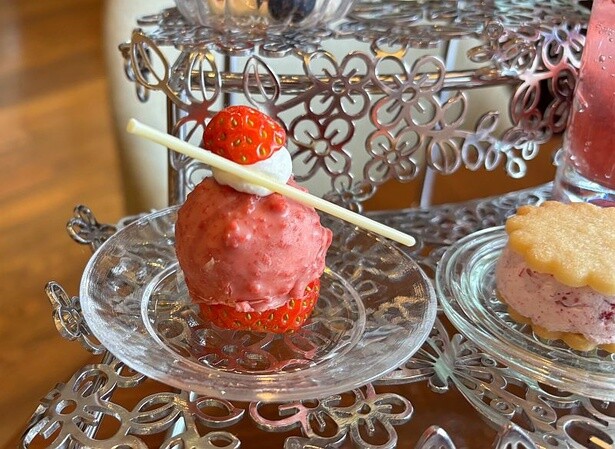 クリーミーなチーズムースの周りをホワイトチョコレートで包んだ「チーズムースいちご風」