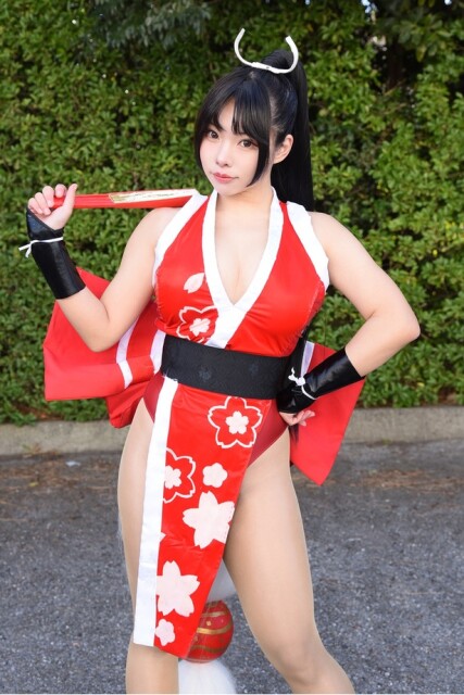 【写真を見る】「餓狼伝説」シリーズの不知火舞に扮する僕のプリンさん
