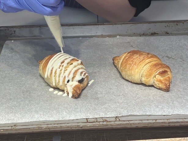 焼き上がって生地が冷めたらホワイトチョコでデコレーション