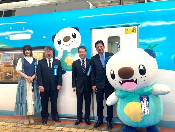 右から、ミジュマル、三重県の一見知事、近鉄の原社長、ポケモン社の伊藤CBO、みえの国 観光大使の夢眠さん