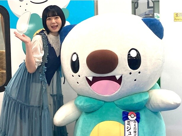 ミジュマルと一緒に運行開始をPRする夢眠さん