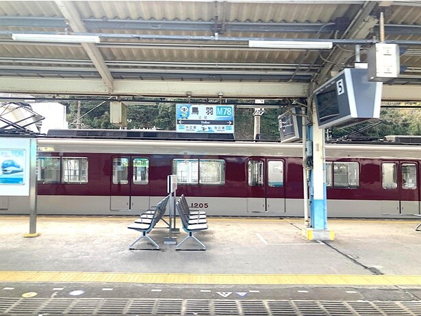 鳥羽駅の駅名標。試乗会では降車不可だったので車内から撮影
