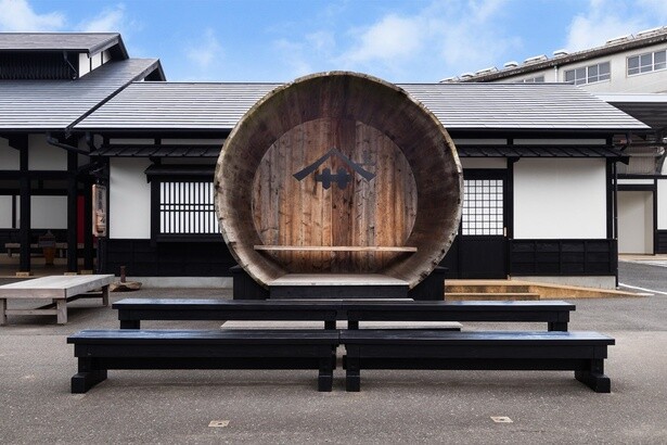 ヤマサ醤油の工場。実際に醤油づくりに使用されていた大桶が設置されており、迫力がある