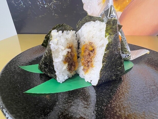 甘辛いそぼろと卵黄のコクが合う
