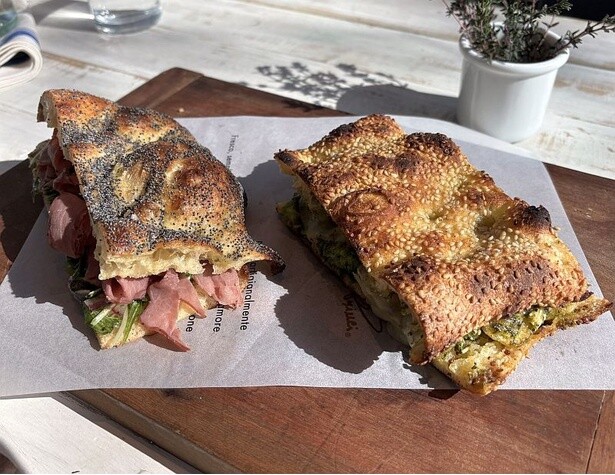 サンドイッチ「直焼きフォカッチーノ」の「パストラミ」と「ジェノベーゼ ＆ モッツァレラ」(写真左から)