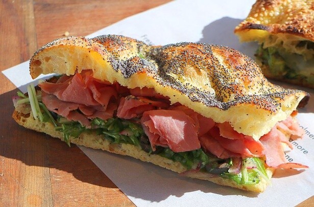 さっぱりサラダ感覚で食べられる「直焼きフォカッチーノ」の「パストラミ」